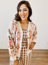 Load image into Gallery viewer, Flower Pinking Cardigan
